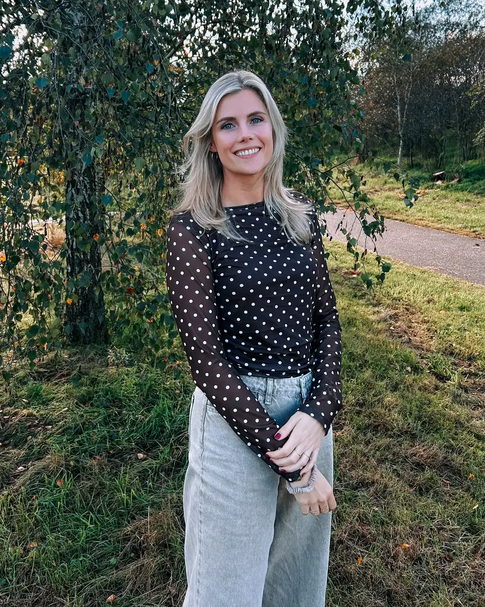 Lisette Stindt, oprichter van rauwinrouw, buiten bij een berk