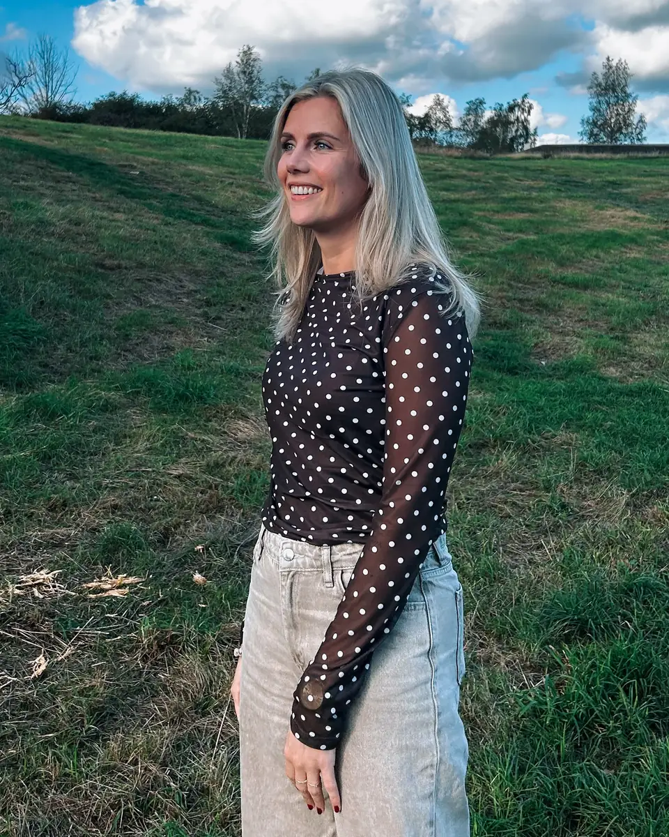 Lisette Stindt in het veld bij Apeldoorn