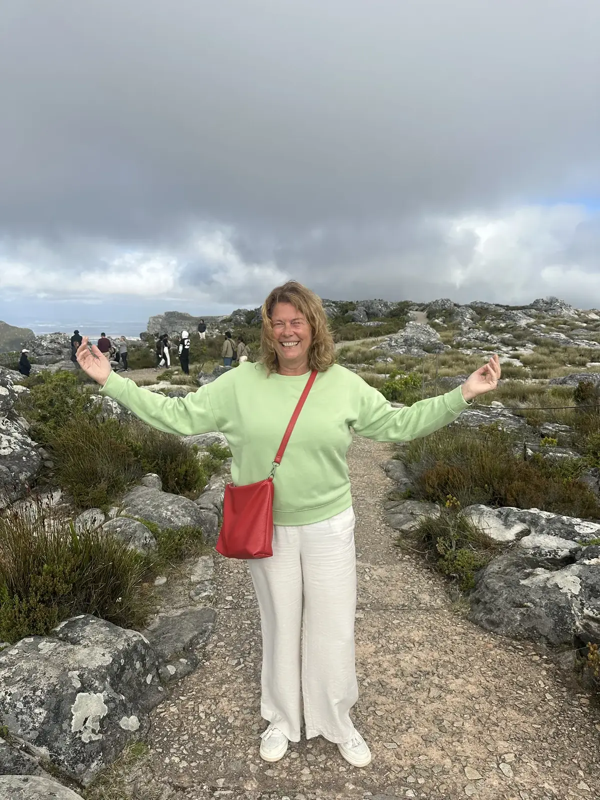 Saskia Stindt met open armen op de Tafelberg