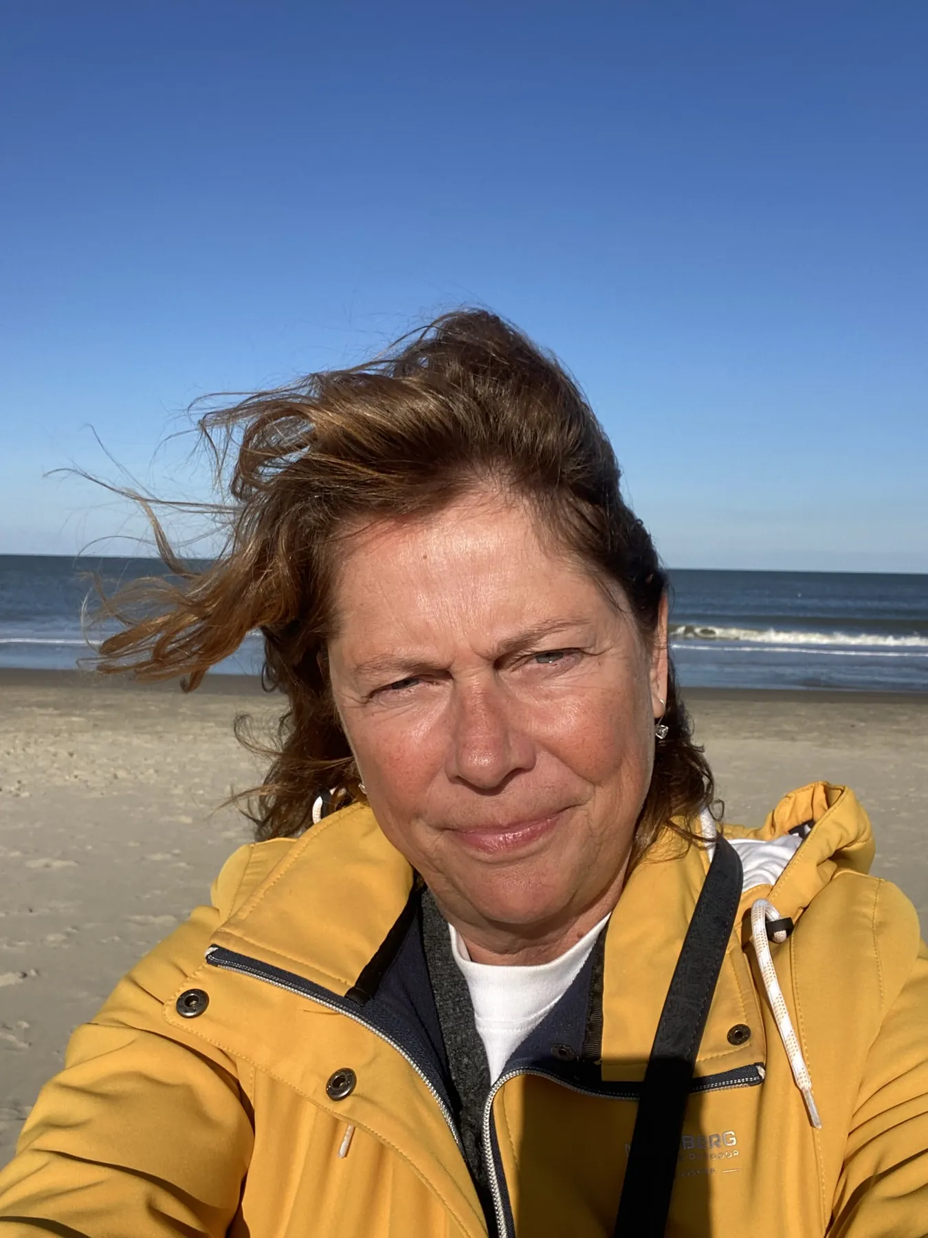 Saskia aan zee, haren in de wind