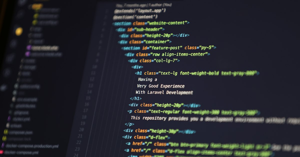 Computerscherm met HTML-code van een website