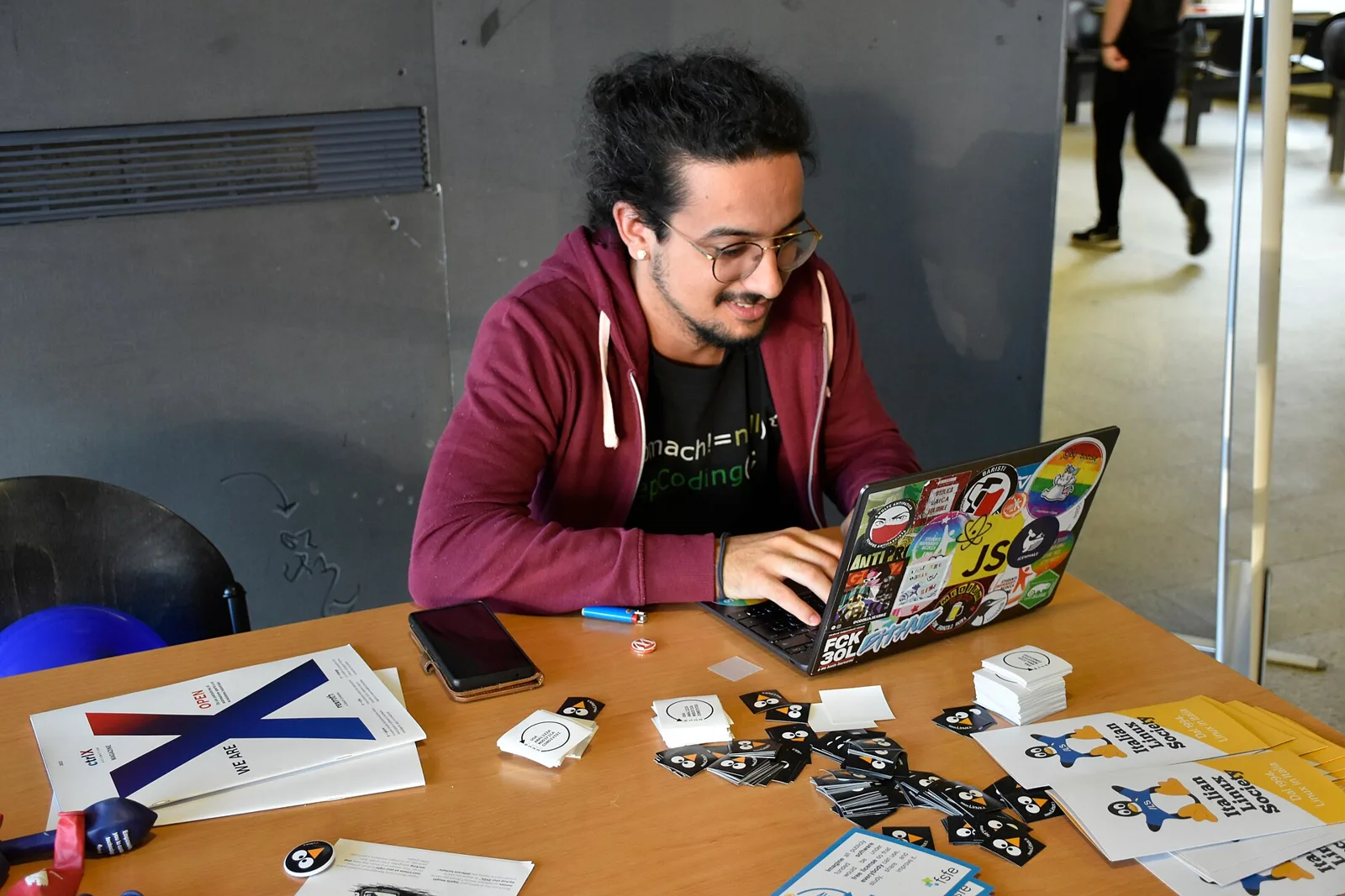 Ontwikkelaar werkt aan code op een laptop