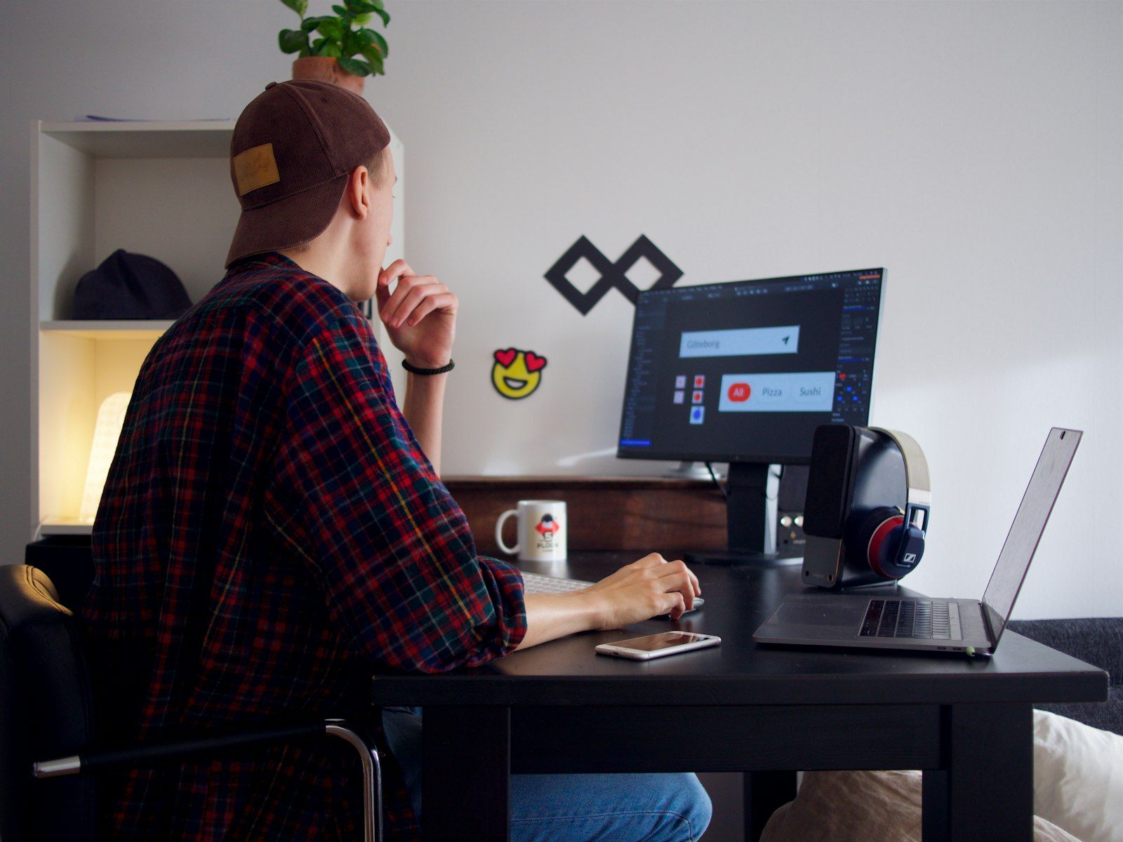 Ondernemer werkt aan zijn computer in een klein kantoor
