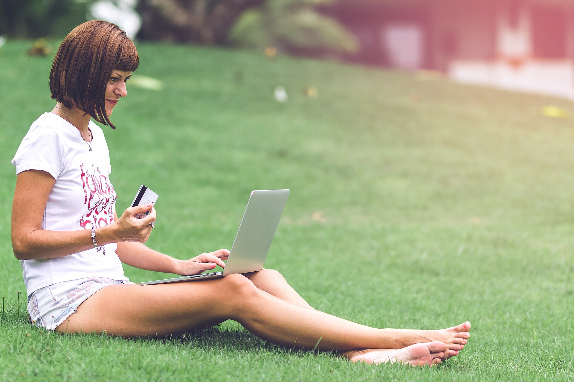 Vrouw met laptop doet online een aankoop