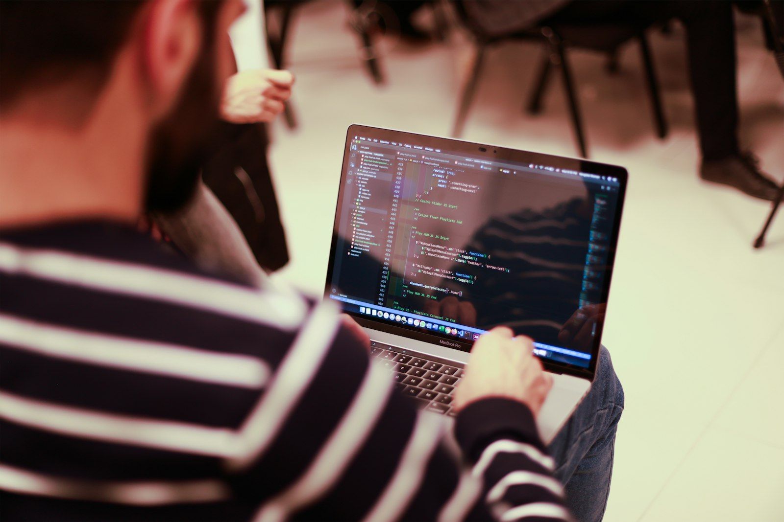 Webontwikkelaar werkt aan een website op zijn laptop