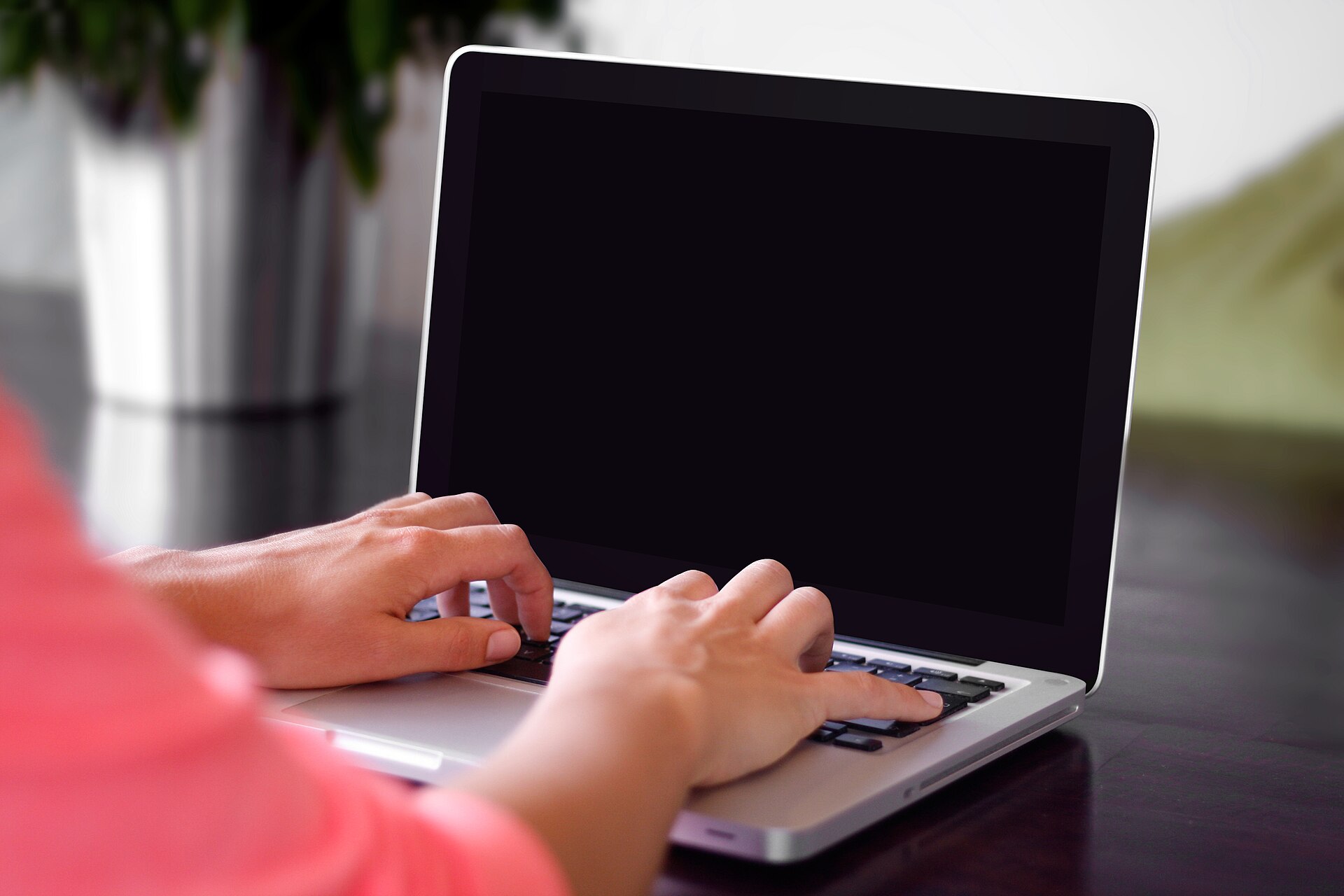 Iemand werkt op een laptop aan een website